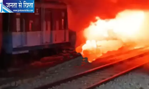 रेलवे स्टेशन पर आधी रात धू-धूकर जला ट्रेन का कोच