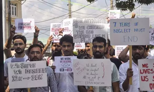 जम्मू-कश्मीर: स्टाइपेंड बढ़ाने की मांग को लेकर भूख हड़ताल पर बैठे मेडिकल कॉलेज के इंटर्न, बोले हम चाहते हैं लिखित आदेश
