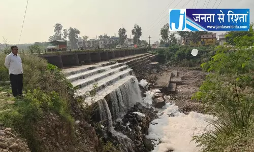 कचरा प्रबंधन में लापरवाही: बद्दी की रट्टा खड्ड का पानी हुआ बेहद दूषित
