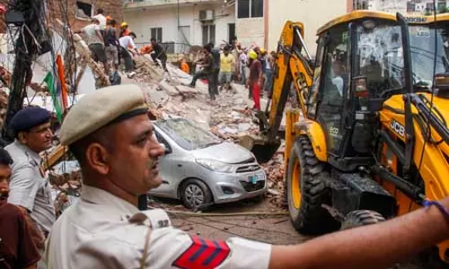सत्य निकेतन हादसा: भवन मालिक हरिराम की गिरफ्तारी को 10 टीमें गठित, अब तक 7 की मौत सत्य निकेतन हादसा: भवन मालिक हरिराम की गिरफ्तारी को 10 टीमें गठित, अब तक 7 की मौत