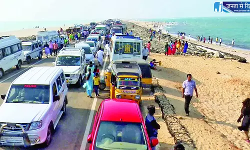 Tamil Nadu: धनुषकोडी जाने वाले रविवार के पर्यटकों को 5 किलोमीटर लंबे ट्रैफिक जाम का सामना करना पड़ा