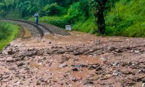 Shimla: कालका-शिमला ट्रैक पर भूस्खलन से परेशानी, मौसम विभाग ने नहीं जारी किया अलर्ट Shimla: कालका-शिमला ट्रैक पर भूस्खलन से परेशानी, मौसम विभाग ने नहीं जारी किया अलर्ट