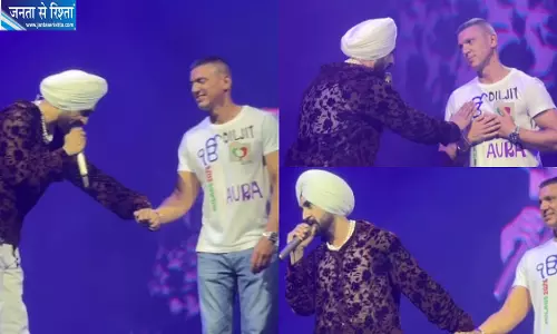 फैन से हुई अनजाने में गलती दिलजीत ने कहा इसे माफ कर दीजिए फैन से हुई अनजाने में गलती दिलजीत ने कहा इसे माफ कर दीजिए
