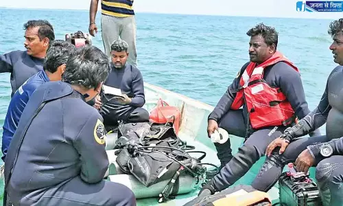 Tamil Nadu: मंत्री राजमोहन ने पूमपुहार साइट्स को देखने के लिए स्कूबा डाइविंग की