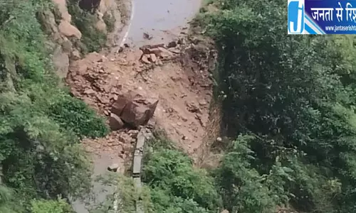 मूसलाधार बारिश के बीच डीएम ने आपातकालीन केंद्र का किया निरीक्षण
