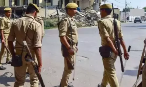 चलती ट्रेन से कूदकर पॉक्सो एक्ट का आरोपित फरार, तीन पुलिसकर्मियों पर लापरवाही का मुकदमा चलती ट्रेन से कूदकर पॉक्सो एक्ट का आरोपित फरार, तीन पुलिसकर्मियों पर लापरवाही का मुकदमा