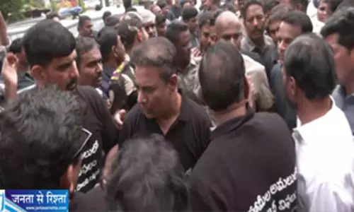 काली टी शर्ट पर क्या लिखा था विधानसभा गेट पर मचा हंगामा पुलिस से भिड़े विधायक काली टी शर्ट पर क्या लिखा था विधानसभा गेट पर मचा हंगामा पुलिस से भिड़े विधायक