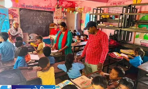 शिक्षक कम, कमरे असुरक्षित; ऐतिहासिक स्कूल की बदहाली बनी चिंता शिक्षक कम, कमरे असुरक्षित; ऐतिहासिक स्कूल की बदहाली बनी चिंता