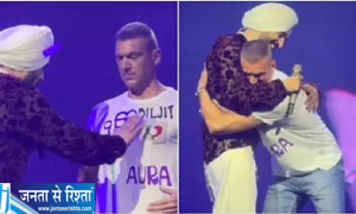 मिलान कॉन्सर्ट में दिलजीत का दिल छू लेने वाला अंदाज विदेशी फैन को दी ये सीख मिलान कॉन्सर्ट में दिलजीत का दिल छू लेने वाला अंदाज विदेशी फैन को दी ये सीख