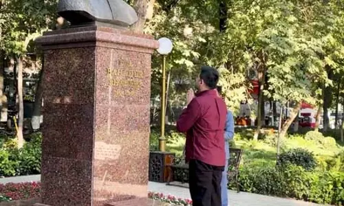 ताशकंद में राघव चड्ढा ने लाल बहादुर शास्त्री को दी श्रद्धांजलि, शास्त्री स्ट्रीट पर पहुंचकर किया नमन
