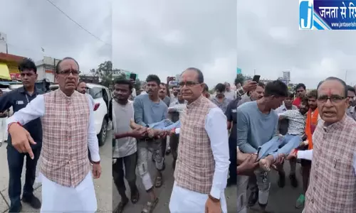 कार्यक्रम में जा रहे थे शिवराज रास्ते में घायल को देख रोक दिया काफिला कार्यक्रम में जा रहे थे शिवराज रास्ते में घायल को देख रोक दिया काफिला