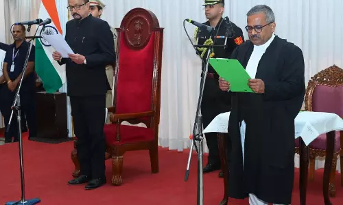 राज्यपाल रमेन डेका ने मुख्य न्यायधीश कृष्न राम महापात्र को दिलाई शपथ राज्यपाल रमेन डेका ने मुख्य न्यायधीश कृष्न राम महापात्र को दिलाई शपथ