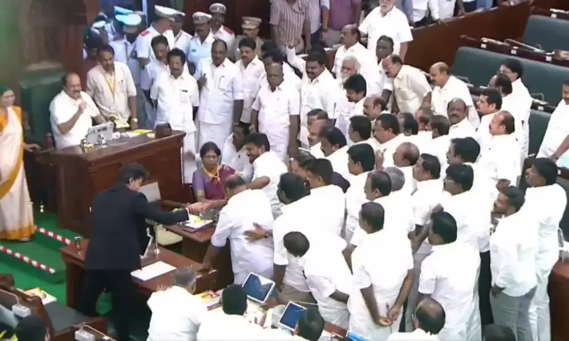 Tamil Nadu: विधानसभा से वॉकआउट के दौरान विजय ने DMK विधायक को उठने में मदद की Tamil Nadu: विधानसभा से वॉकआउट के दौरान विजय ने DMK विधायक को उठने में मदद की