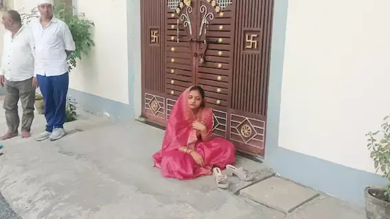 ससुराल के बाहर धरने पर बैठी महिला, पति ने भी रोकर बताई अपनी बात