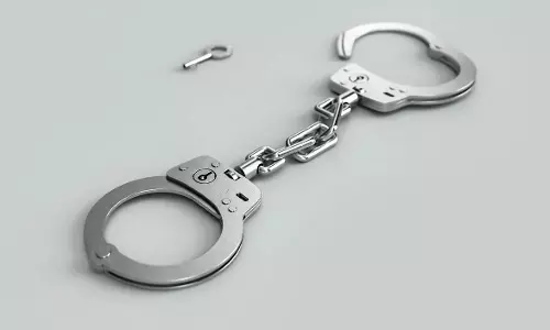 दुकानों पर छापा पड़ते ही खुला राज, 132 बाल्टियां संदिग्ध लुब्रिकेंट बरामद दुकानों पर छापा पड़ते ही खुला राज, 132 बाल्टियां संदिग्ध लुब्रिकेंट बरामद