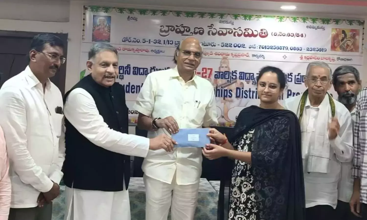 Andhra: विद्यार्थियों को छात्रवृत्ति वितरित की गई Andhra: विद्यार्थियों को छात्रवृत्ति वितरित की गई