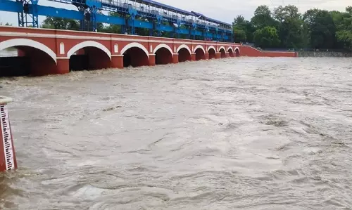 बारिश बनी आफत बच्चों की सुरक्षा के लिए DM ने बढ़ाई स्कूलों की छुट्टी