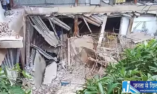 निर्माणाधीन इमारत का लोहे का फ्रेम गिरा मचा हड़कंप