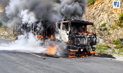 VIDEO: हाईवे पर चलते ट्रेलर में लगी आग, ड्राइवर-क्लीनर ने कूदकर बचाई जान