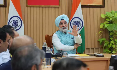 असुरक्षित इमारतों पर सख्ती LG और CM की बैठक में दिए बड़े निर्देश