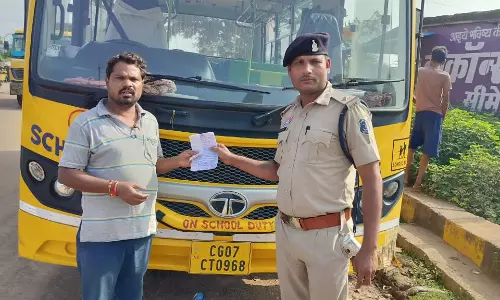 नशे में बस चला रहे थे दो चालक, दुर्ग यातायात पुलिस ने स्कूल और यात्री बस जब्त की