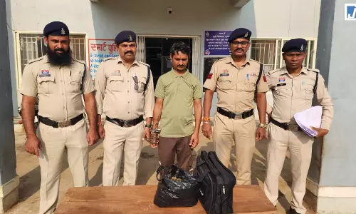 दुर्ग बस स्टैंड पर गांजा बेचते महाराष्ट्र का आरोपी गिरफ्तार, 2.5 किलो गांजा जब्त दुर्ग बस स्टैंड पर गांजा बेचते महाराष्ट्र का आरोपी गिरफ्तार, 2.5 किलो गांजा जब्त