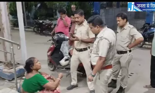 शर्मनाक, आधार कार्ड नहीं होने पर भर्ती से इनकार, अस्पताल गेट के बाहर महिला की तड़पकर मौत