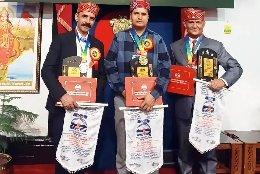 Mandi: राज्य श्रेष्ठ पुरस्कार लेकर मंडी पहुंचे तीन शिक्षक, किया गया स्वागत Mandi: राज्य श्रेष्ठ पुरस्कार लेकर मंडी पहुंचे तीन शिक्षक, किया गया स्वागत