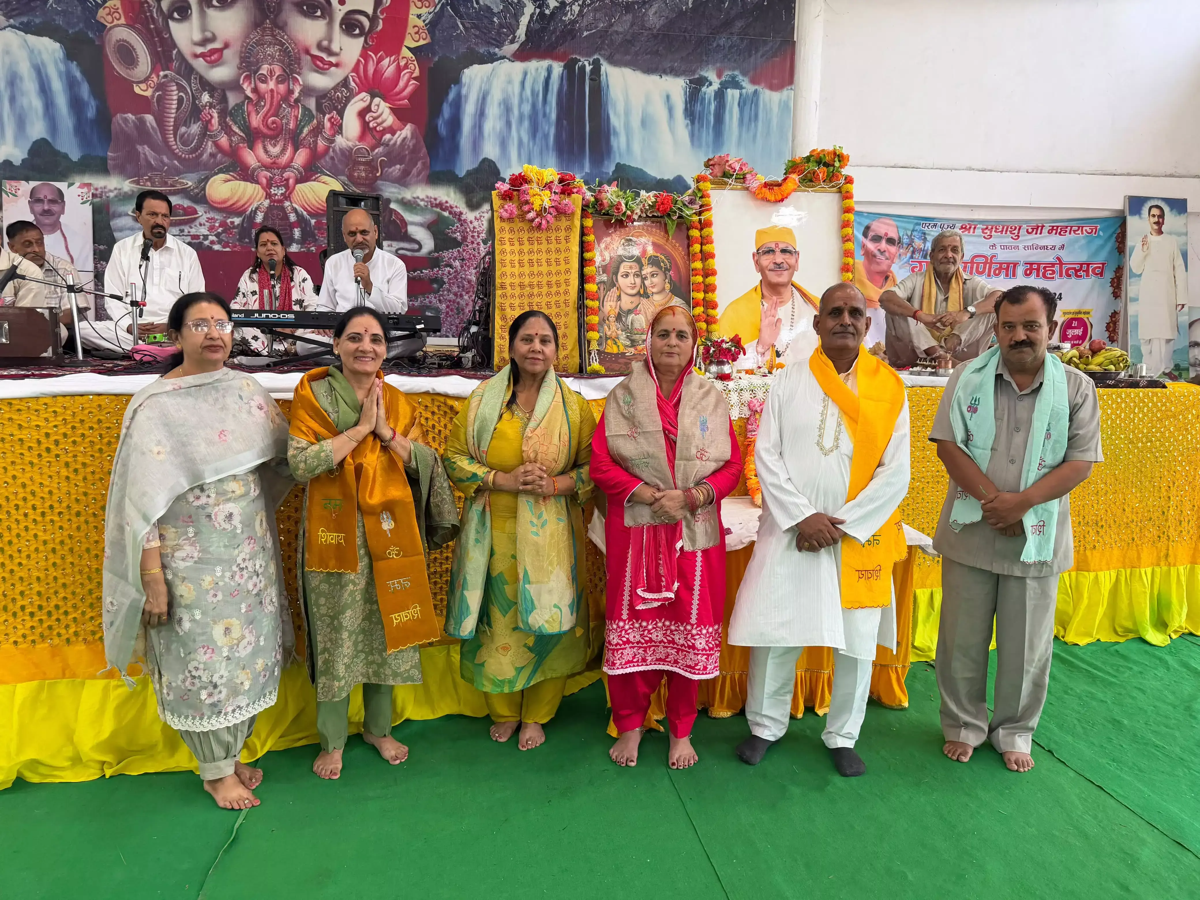 Mandi: भजनों की धुन पर श्रद्धालुओं ने किया भक्ति भाव में नृत्य Mandi: भजनों की धुन पर श्रद्धालुओं ने किया भक्ति भाव में नृत्य