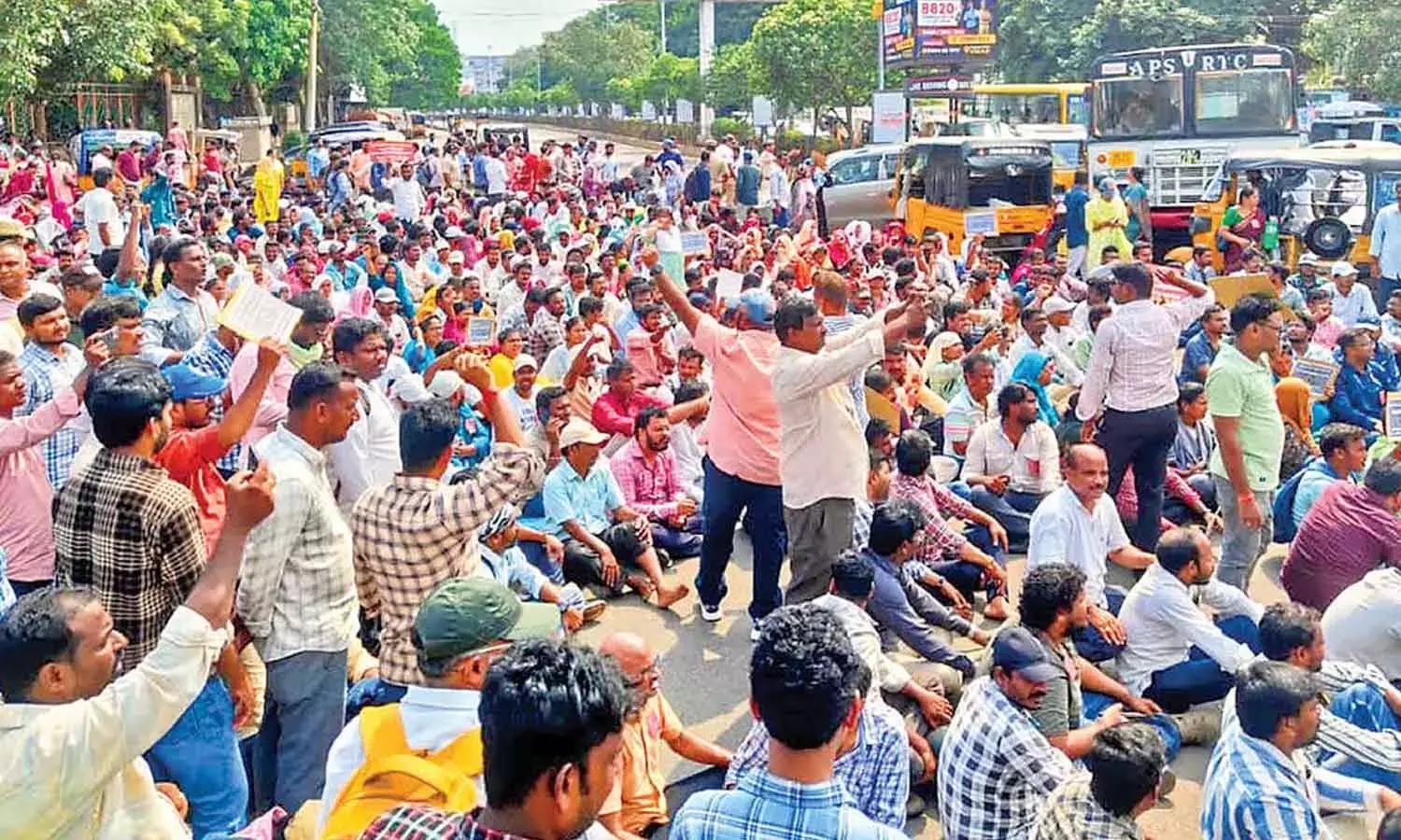वार्ड और ग्राम सचिवालय कर्मचारियों का विरोध तेज़ वार्ड और ग्राम सचिवालय कर्मचारियों का विरोध तेज़