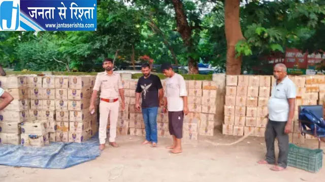 सड़े-गले सेबों के बीच छिपा था 64 लाख का राज, ट्रक से 5301 लीटर शराब जब्त सड़े-गले सेबों के बीच छिपा था 64 लाख का राज, ट्रक से 5301 लीटर शराब जब्त