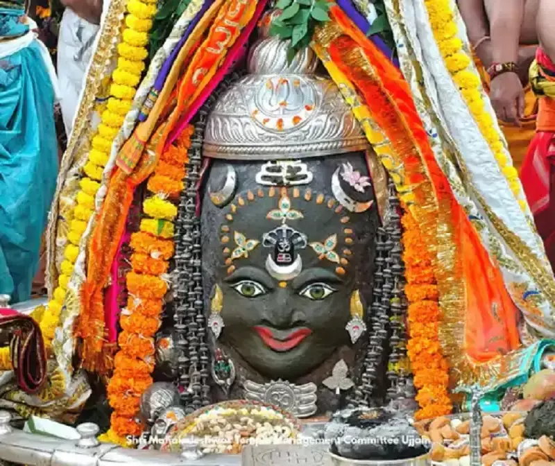 Ujjain: महाकाल की भस्म आरती में राजा रूप के दर्शन, शाम को राजसी सवारी Ujjain: महाकाल की भस्म आरती में राजा रूप के दर्शन, शाम को राजसी सवारी