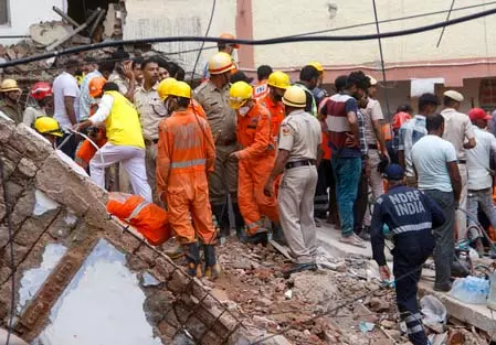 चार साल पहले भी सत्य निकेतन में गिरी थी इमारत, दिल्ली में पहले भी हो चुके हैं ऐसे हादसे चार साल पहले भी सत्य निकेतन में गिरी थी इमारत, दिल्ली में पहले भी हो चुके हैं ऐसे हादसे