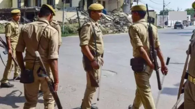 चलती ट्रेन से कूदकर पॉक्सो एक्ट का आरोपित फरार, तीन पुलिसकर्मियों पर लापरवाही का मुकदमा चलती ट्रेन से कूदकर पॉक्सो एक्ट का आरोपित फरार, तीन पुलिसकर्मियों पर लापरवाही का मुकदमा