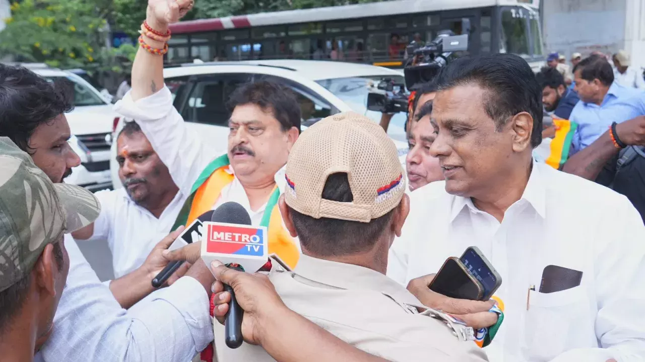 पुलिस और कार्यकर्ताओं में झड़प: तेलंगाना BJP प्रमुख गिरफ्तार पुलिस और कार्यकर्ताओं में झड़प: तेलंगाना BJP प्रमुख गिरफ्तार