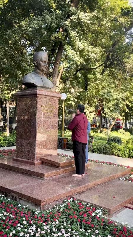 ताशकंद में राघव चड्ढा ने लाल बहादुर शास्त्री को दी श्रद्धांजलि, शास्त्री स्ट्रीट पर पहुंचकर किया नमन ताशकंद में राघव चड्ढा ने लाल बहादुर शास्त्री को दी श्रद्धांजलि, शास्त्री स्ट्रीट पर पहुंचकर किया नमन