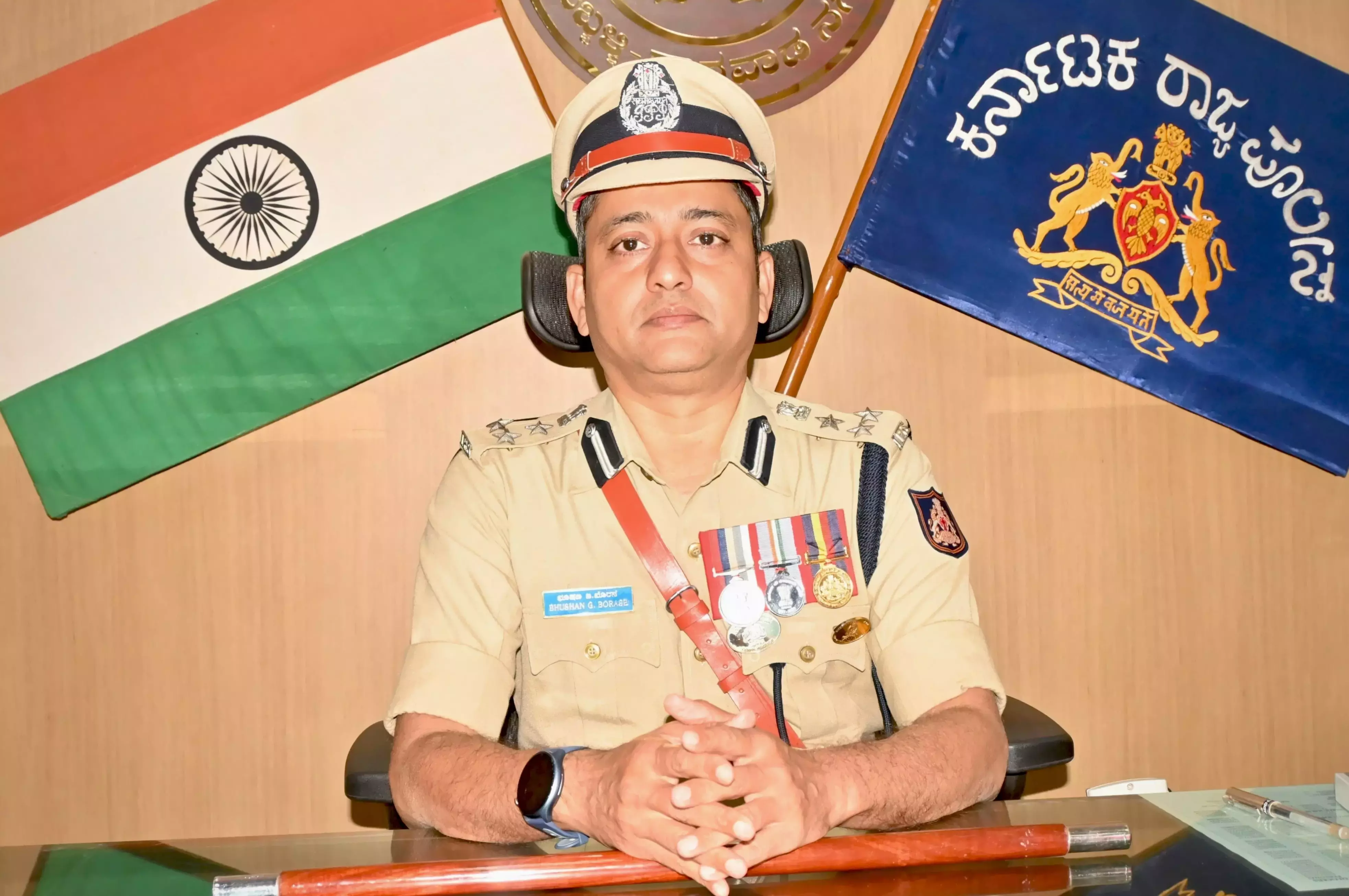 Karnataka: सोशल मीडिया पर फैली तस्वीरों से उठे सवाल, कमिश्नर ने दी सफाई Karnataka: सोशल मीडिया पर फैली तस्वीरों से उठे सवाल, कमिश्नर ने दी सफाई