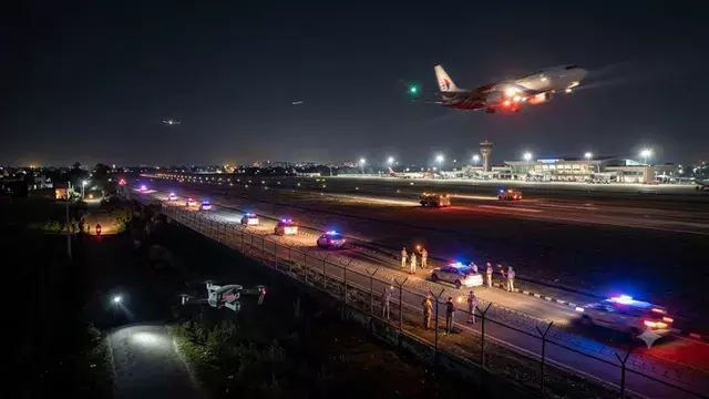 Amritsar: वीडियोग्राफी के लिए उड़ाया ड्रोन, अमृतसर एयरपोर्ट पर मची अफरा-तफरी Amritsar: वीडियोग्राफी के लिए उड़ाया ड्रोन, अमृतसर एयरपोर्ट पर मची अफरा-तफरी
