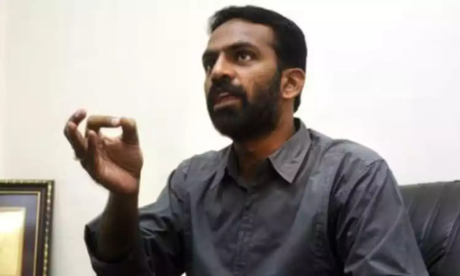 Andhra: पूर्व विधायक ने पासपोर्ट दलाल के खिलाफ शिकायत की Andhra: पूर्व विधायक ने पासपोर्ट दलाल के खिलाफ शिकायत की