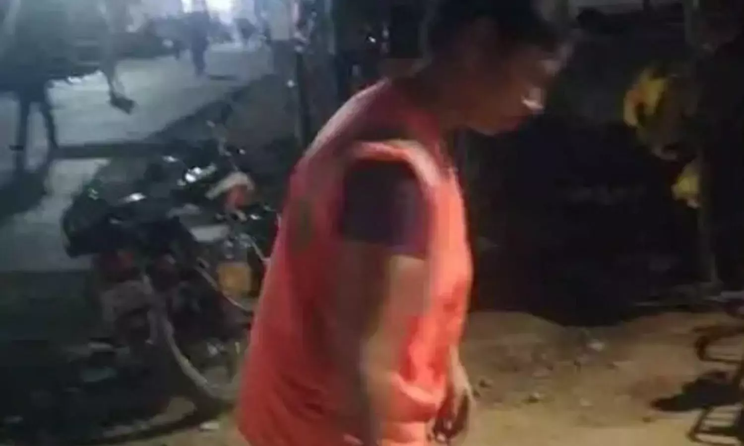 Andhra: अडोनी बस स्टैंड पर सफाईकर्मी को आग के हवाले किया गया Andhra: अडोनी बस स्टैंड पर सफाईकर्मी को आग के हवाले किया गया