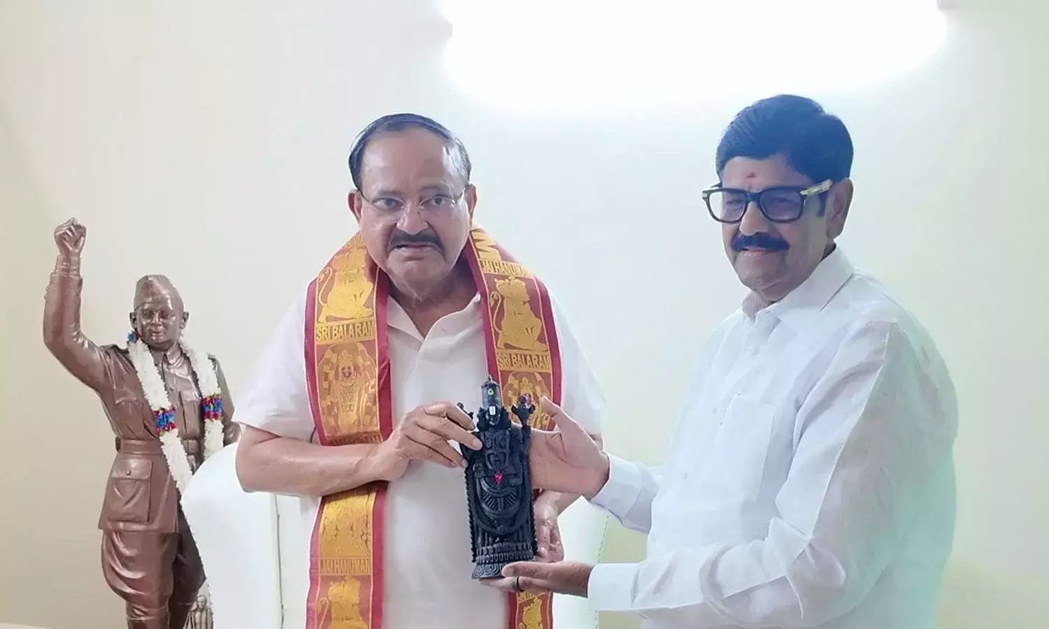 Andhra: अनम ने वेंकैया नायडू से शिष्टाचार भेंट की Andhra: अनम ने वेंकैया नायडू से शिष्टाचार भेंट की