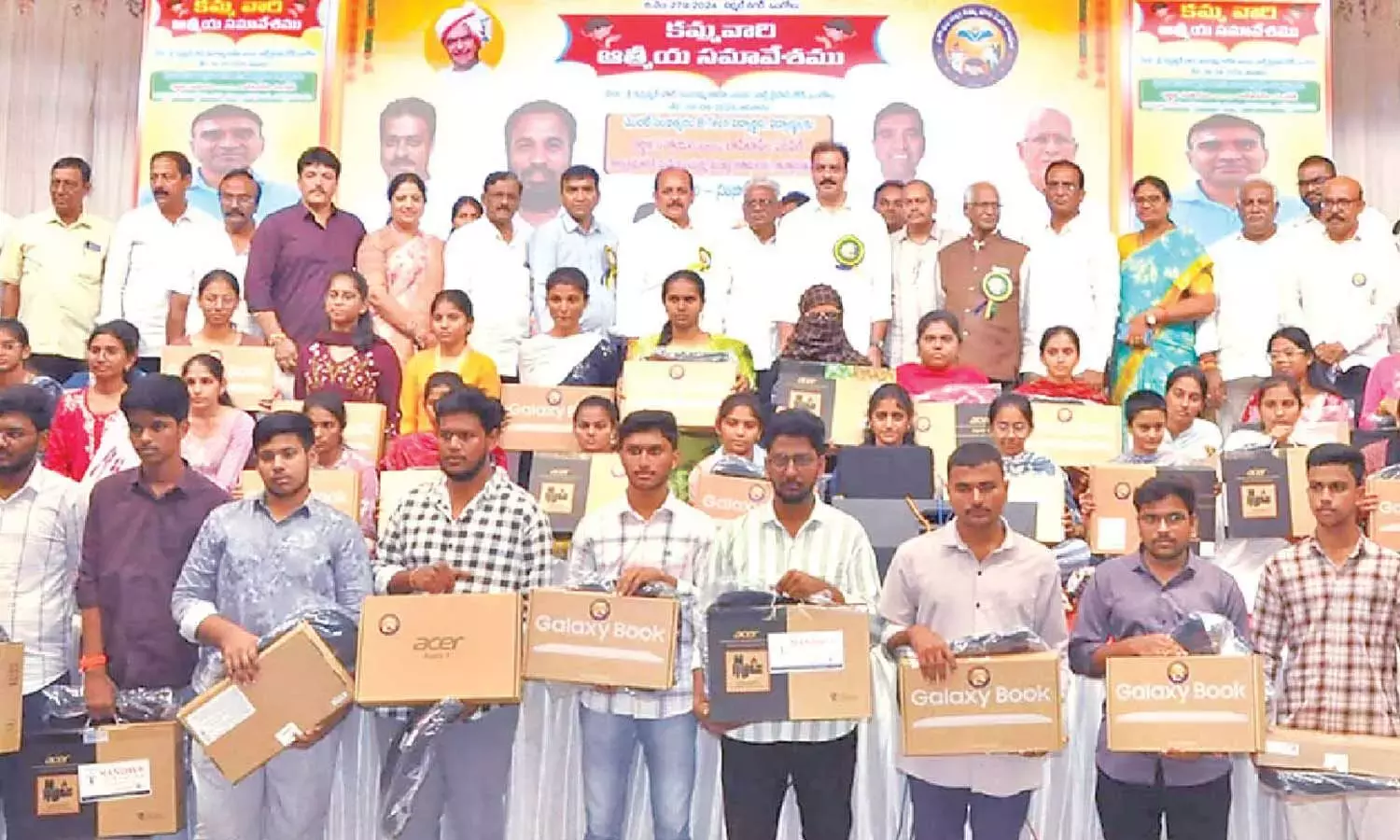 Andhra: छात्रों को लैपटॉप और चेक मिले Andhra: छात्रों को लैपटॉप और चेक मिले