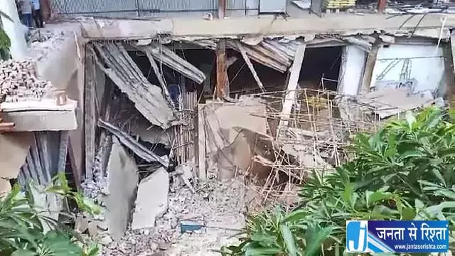 निर्माणाधीन इमारत का लोहे का फ्रेम गिरा मचा हड़कंप निर्माणाधीन इमारत का लोहे का फ्रेम गिरा मचा हड़कंप