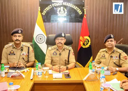 आईजीपी जम्मू ने जम्मू-कश्मीर के सांबा में सुरक्षा और पुलिसिंग इंतजामों का जायजा लिया आईजीपी जम्मू ने जम्मू-कश्मीर के सांबा में सुरक्षा और पुलिसिंग इंतजामों का जायजा लिया