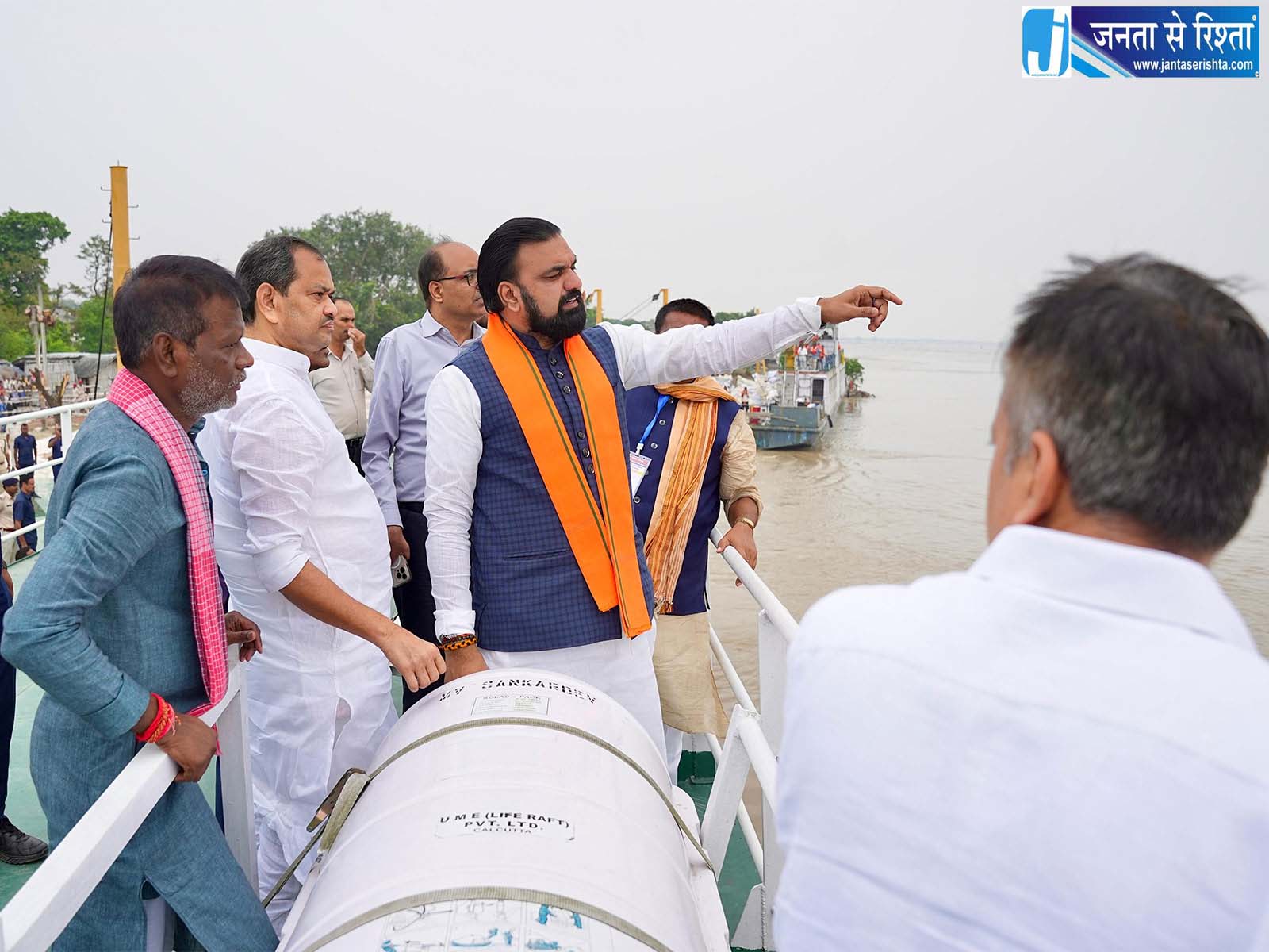 बाढ़ प्रभावित इलाकों में पहुंचे बिहार CM, राहत शिविर में लोगों के साथ खाया खाना