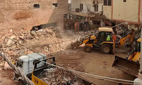 Delhi सत्य निकेतन हादसे से MCD पर सवाल Delhi सत्य निकेतन हादसे से MCD पर सवाल