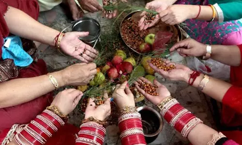 Jammu: बच्छ दुआ पर्व पर महिलाओं ने की पारंपरिक पूजा, मांगी सुख-समृद्धि