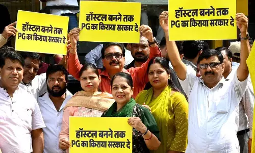 Delhi AAP का BJP विधायक के घर के बाहर प्रदर्शन