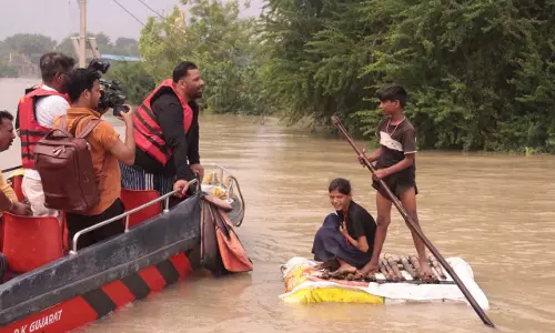 बाढ़ पीड़ितों की मदद करने पहुंचे पप्पू यादव खुद फंसे, 3 नाव और सुरक्षाकर्मियों के लापता होने की बात