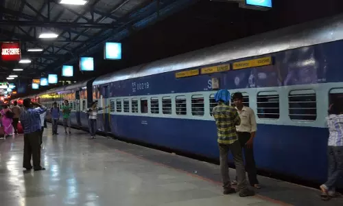 दिवाली से पहले ट्रेनों में भारी भीड़, बिहार-यूपी की सीटें फुल दिवाली से पहले ट्रेनों में भारी भीड़, बिहार-यूपी की सीटें फुल